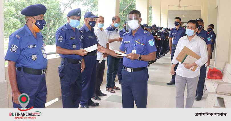 পিআরএল গমনকারী পুলিশ সদস্যদের মাঝে চেক বিতরণ করেন টাঙ্গাইল জেলা পুলিশ সুপার