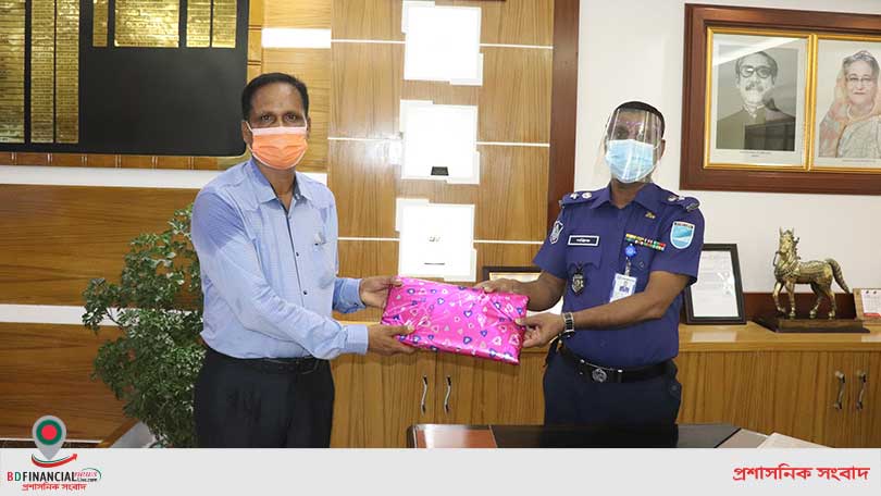 পিআরএল গমনকারী পুলিশ সদস্যদের শুভেচ্ছা সামগ্রী প্রদান করেন টাঙ্গাইল জেলা পুলিশ সুপার
