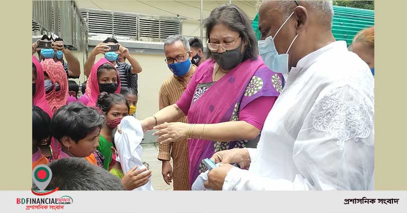 নেত্রকোণায় ঈদ উপলক্ষে শিশুদের মাঝে পোশাক বিতরণ করেন সমাজকল্যাণ প্রতিমন্ত্রী