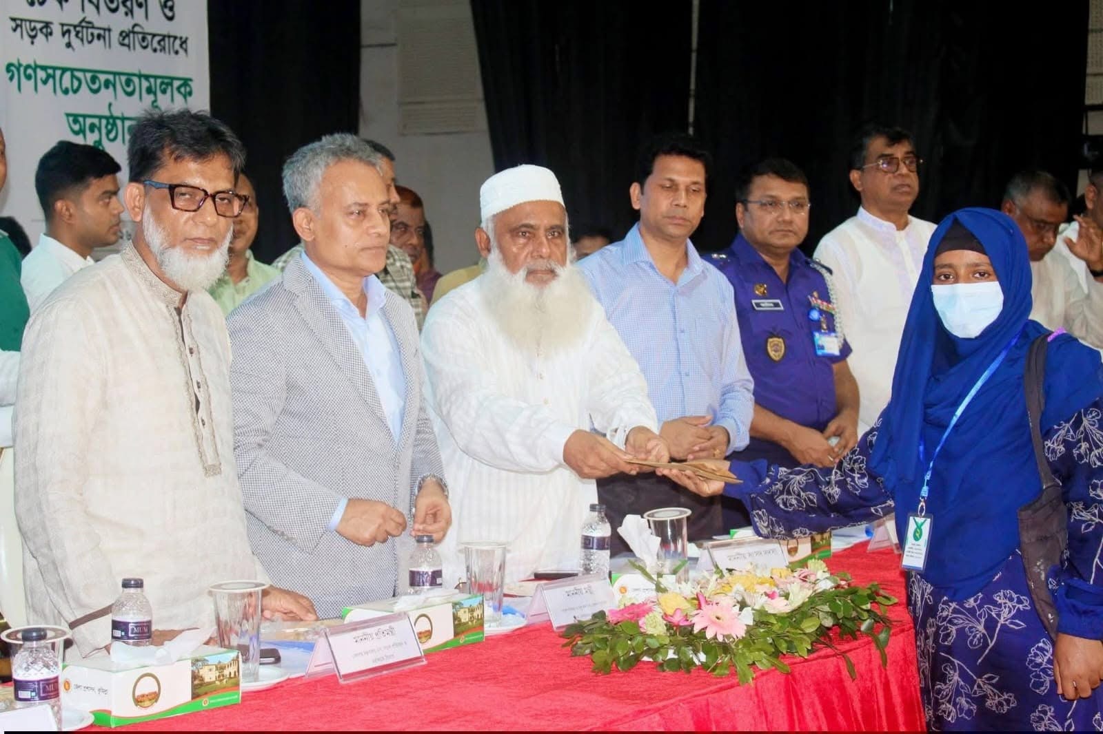 কুমিল্লায় সড়ক দুর্ঘটনায় ক্ষতিগ্রস্তদের মাঝে চেক বিতরণ ও সচেতনতামূলক অনুষ্ঠান অনুষ্ঠিত