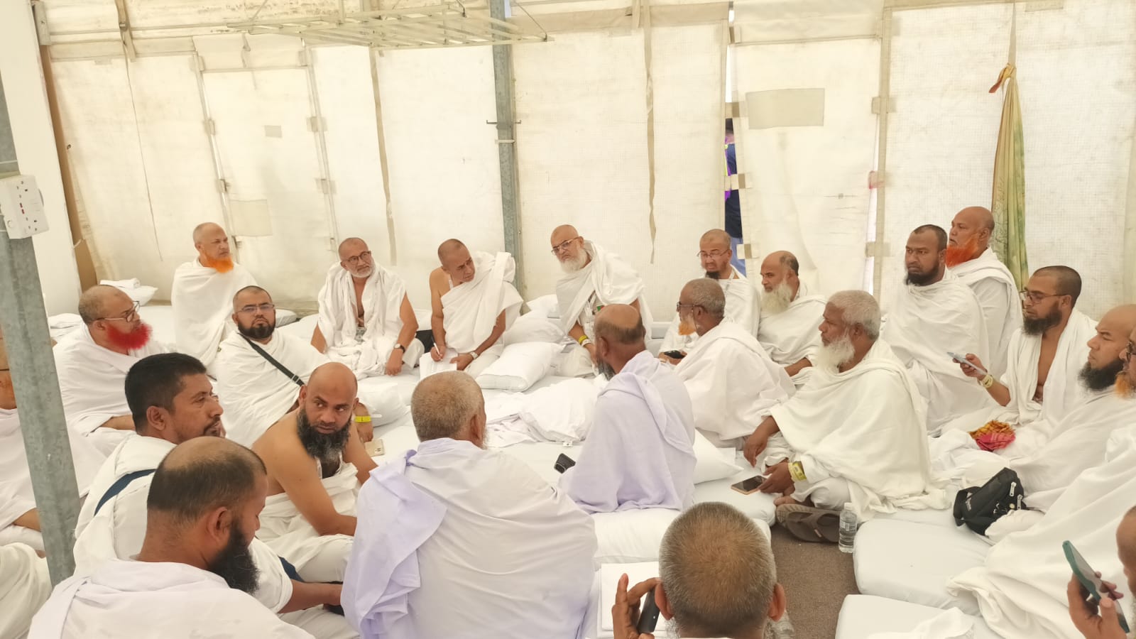 লাব্বাইক ধ্বনিতে মুখর মিনা, হাজীদের খোঁজে ধর্মমন্ত্রী