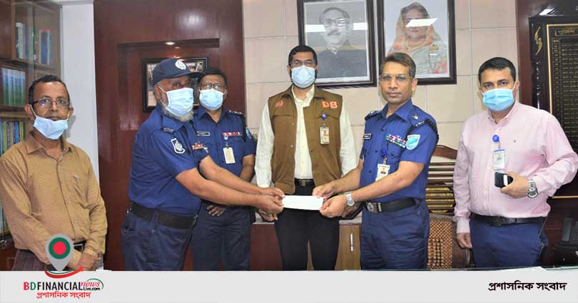 পিআরএস গমনকারী পুলিশ সদস্যদের মাঝে চেক বিতরণ করেন নারায়ণগঞ্জ জেলা পুলিশ সুপার