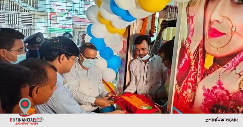 ডিআইজি হাবিবের উদ্যোগে তৃতীয় লিঙ্গের মানুষের জন্য বিউটি পার্লার