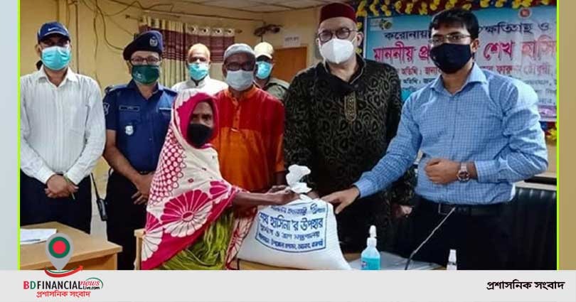 তানোরে অসহায়দের প্রধানমন্ত্রীর উপহার তুলে দিলেন রাজশাহী-১ আসনের সাংসদ ওমর ফারুক চৌধুরী
