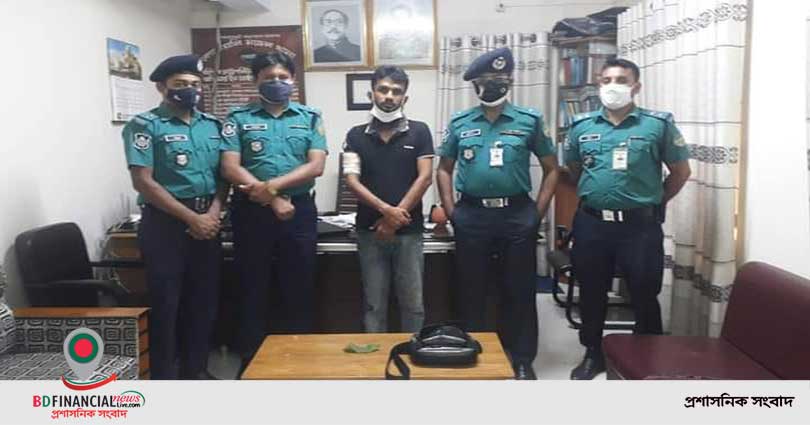 ছিনতাই নাটক সাজা‌তে ‌নি‌জে‌কে নি‌জে কে‌টেও রক্ষা হ‌লো না নগদকর্মীর