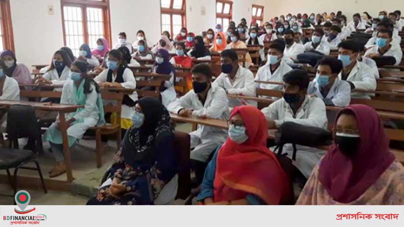 শিক্ষার্থীদের পদচারণায় মুখর রাজশাহী মেডিকেল কলেজ ক্যাম্পাস