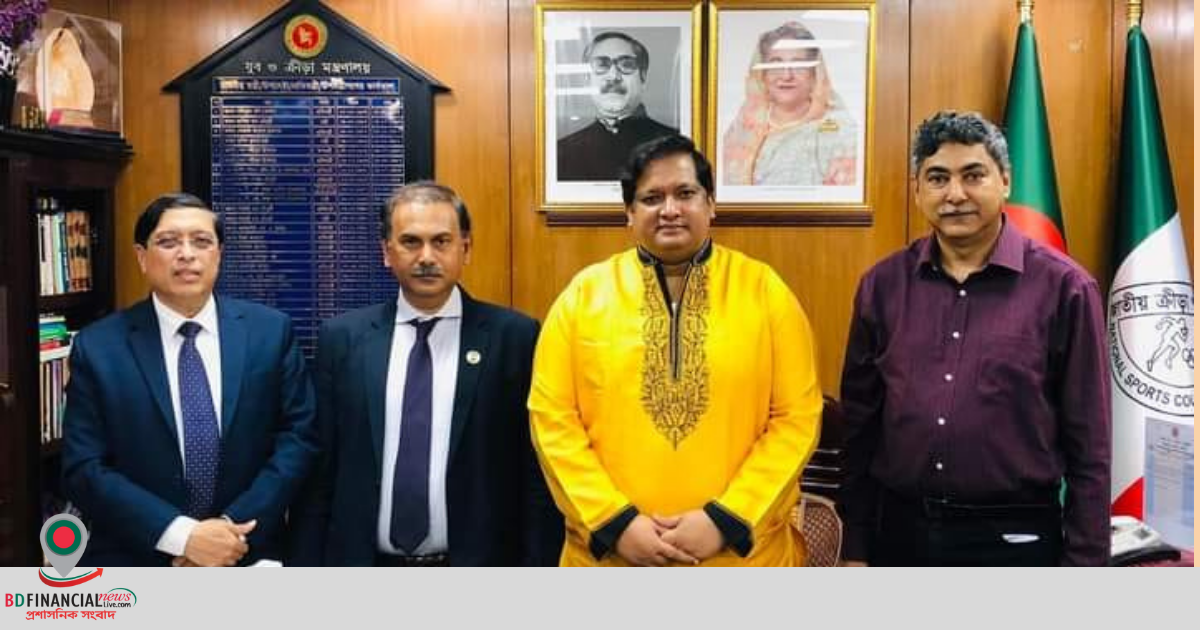 যুব ও ক্রীড়া মন্ত্রণালয়ের নতুন সচিব মেজবাহ উদ্দিনকে ফুল দিয়ে বরণ