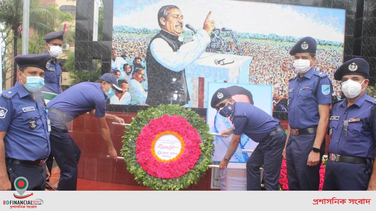 বঙ্গমাতা শেখ ফজিলাতুন্নেছা মুজিব এঁর ৯১তম জন্মবার্ষিকী উপলক্ষে তাঁর প্রতিকৃতিতে পুষ্পস্তবক অর্পন করেন শরীয়তপুর পুলিশ সুপার