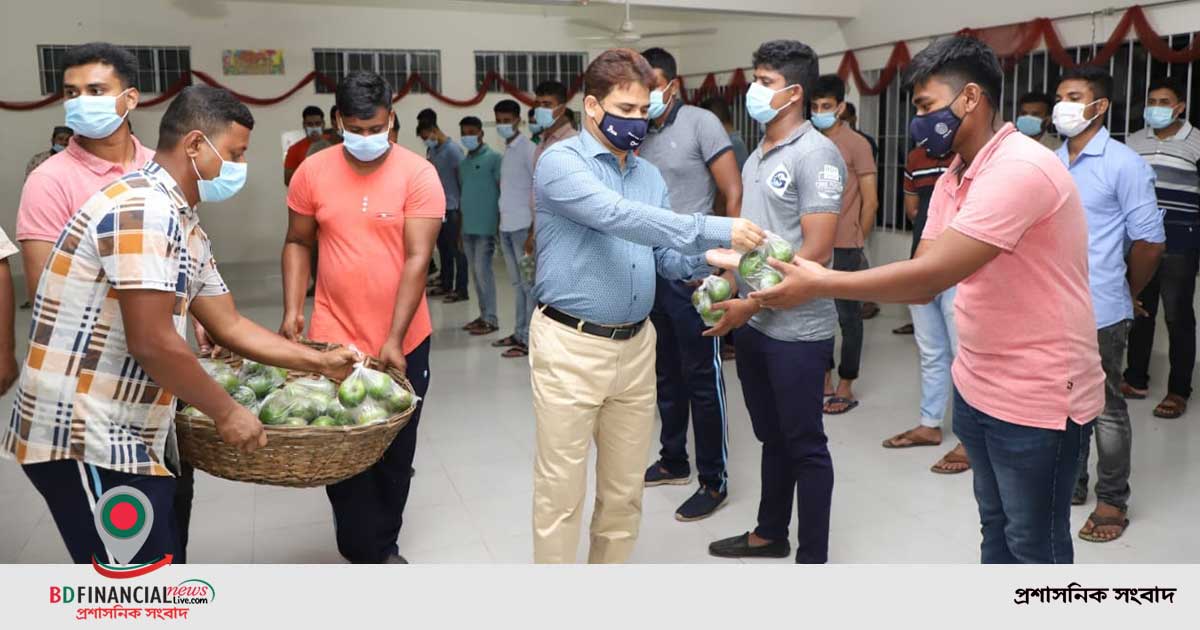 অফিসার ফোর্সের রোলকল এবং মৌসুমী ফল বিতরণ করলেন চুয়াডাঙ্গা জেলার পুলিশ সুপার