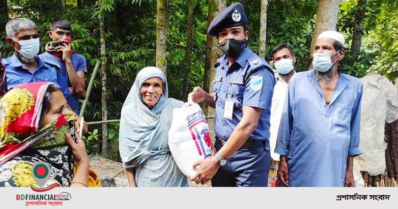 বাড়ি বাড়ি গিয়ে ত্রাণ সামগ্রী বিতরণ করছেন আলফাডাঙ্গার ওসির