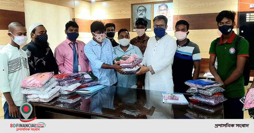 স্বেচ্ছাসেবী সংগঠনের মাঝে সাতক্ষীরা সদর উপজেলা পরিষদের চেয়ারম্যানের মাস্ক বিতরণ