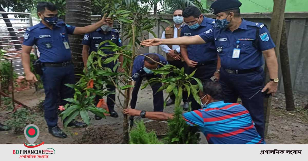 জাতীয় পরিবেশ দিবস-২০২১ উপলক্ষ্যে বৃক্ষ রোপন করেন ঢাকা জেলার পুলিশ সুপার