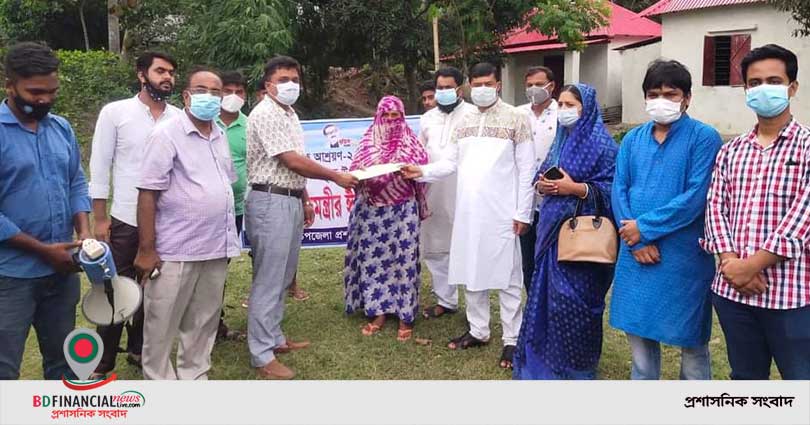 সালথায় গৃহহীনদের মাঝে প্রধানমন্ত্রীর ঈদ উপহার বিতরণ