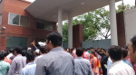 সচিবালয়ের সব ফটক বন্ধ করে দিল কর্মকর্তা-কর্মচারীরা