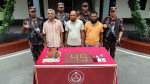 সাড়ে ছয় কোটি টাকা মূল্যের সোনার বারসহ তিনজন গ্রেফতার